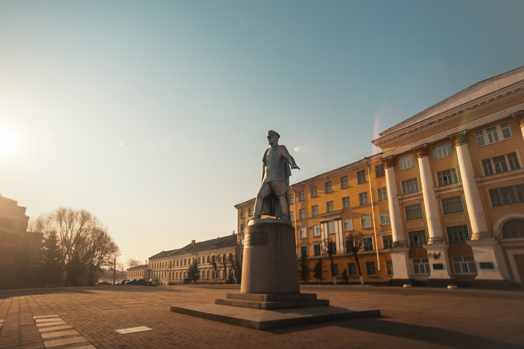 Памятник Г.К. Жукову на фоне Академии ПВО ранним утром