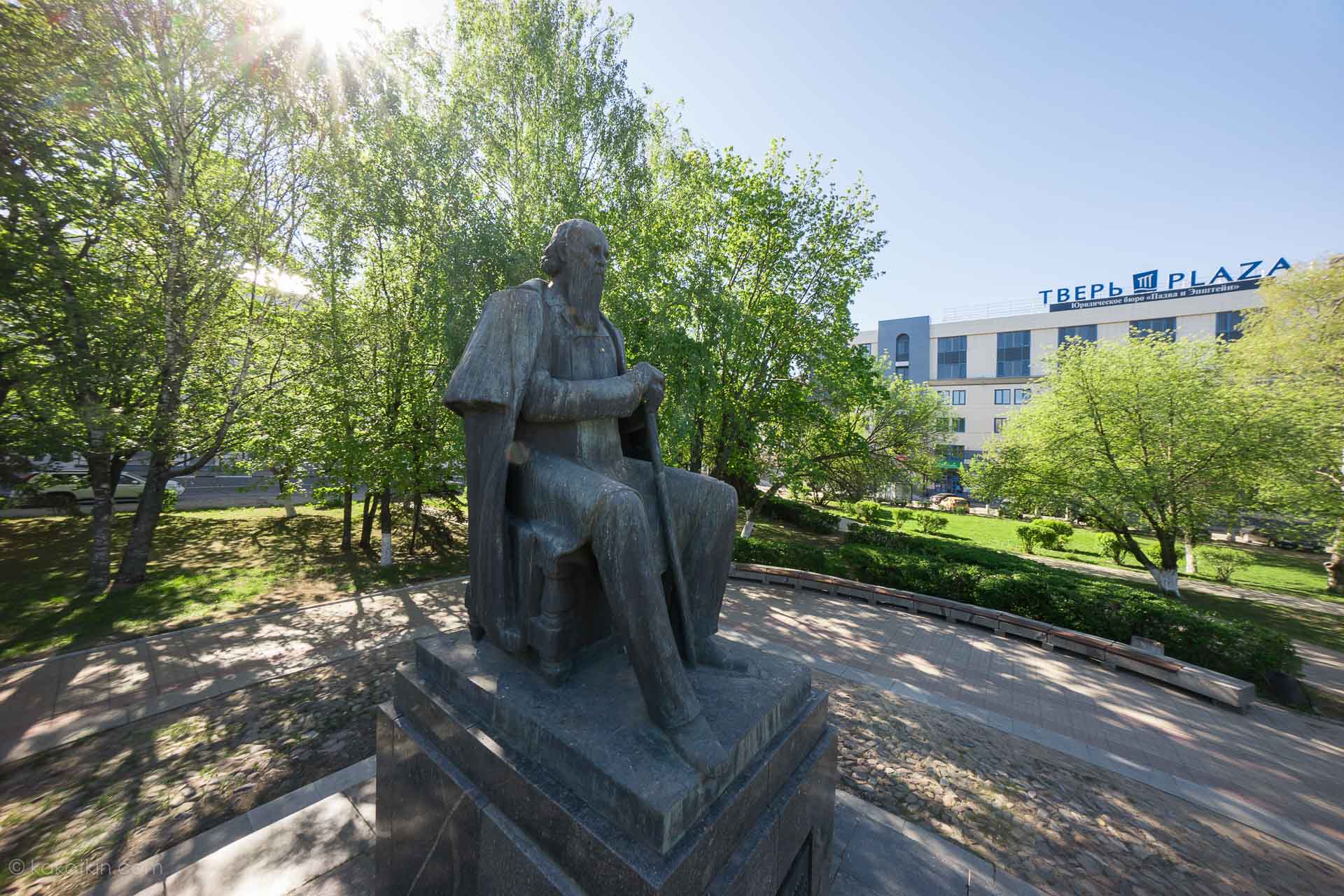 Памятник Тверскому градоначальнику и писателю М.Е. Салтыкову-Щедрину на фоне ТЦ Тверь Плаза