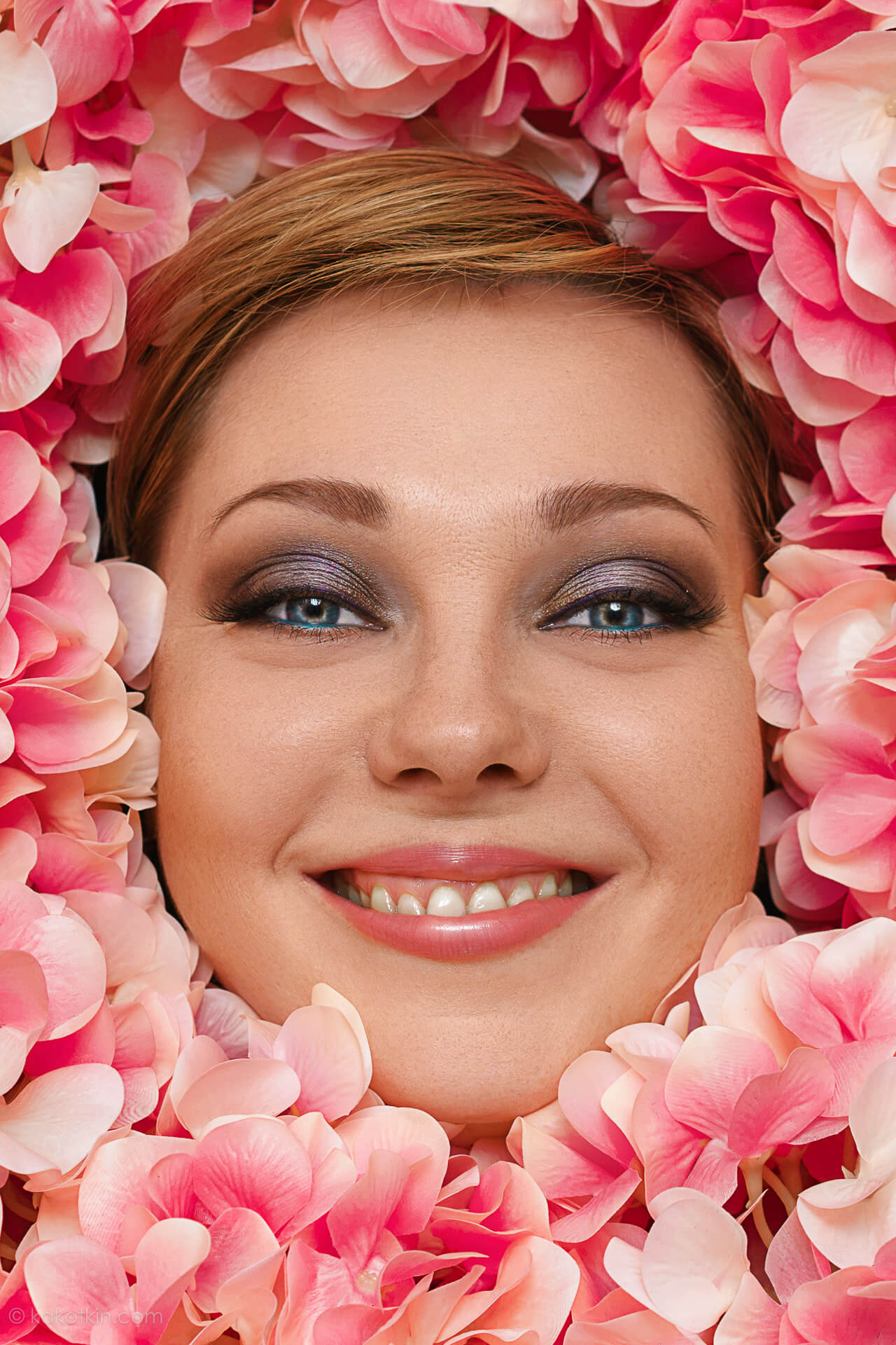 Фотосессия девушки в искуственных цветах из латекса красота по американски в стиле фотограф Москва