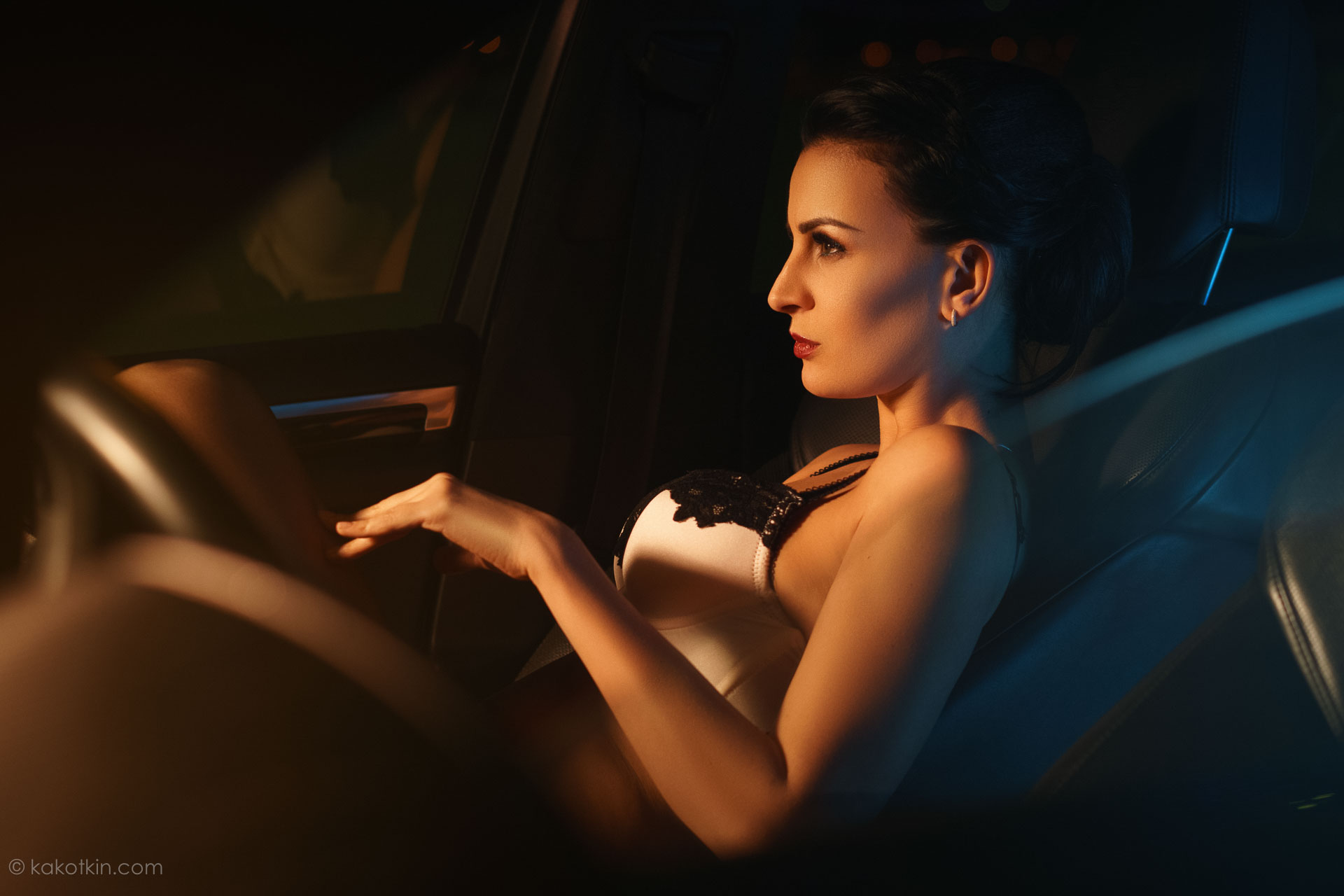 Съёмка в стиле ню Москва девушка в автомобиле Порш секси в белье