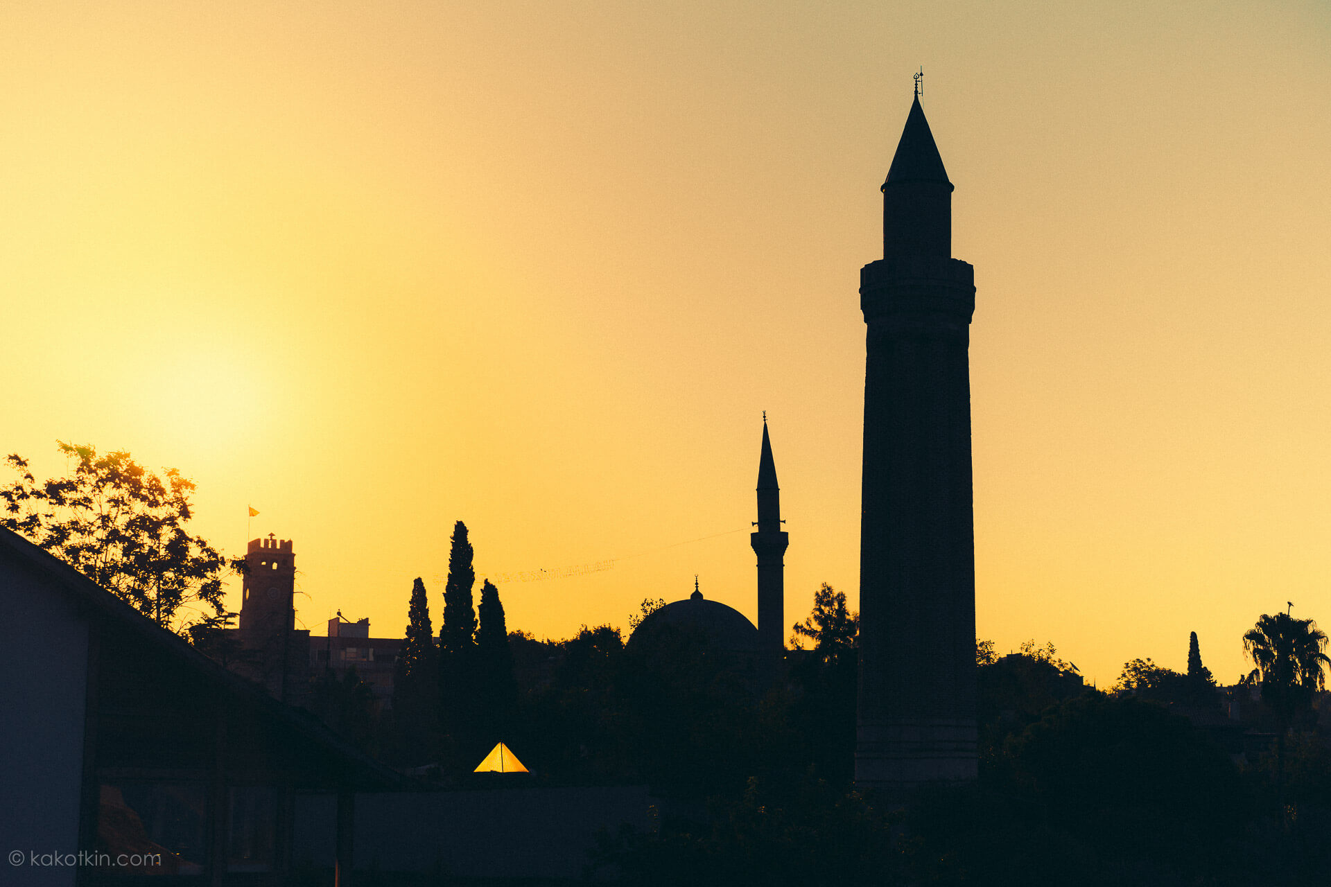Старый город Калейчи Анталия мечети силуэт на солнце