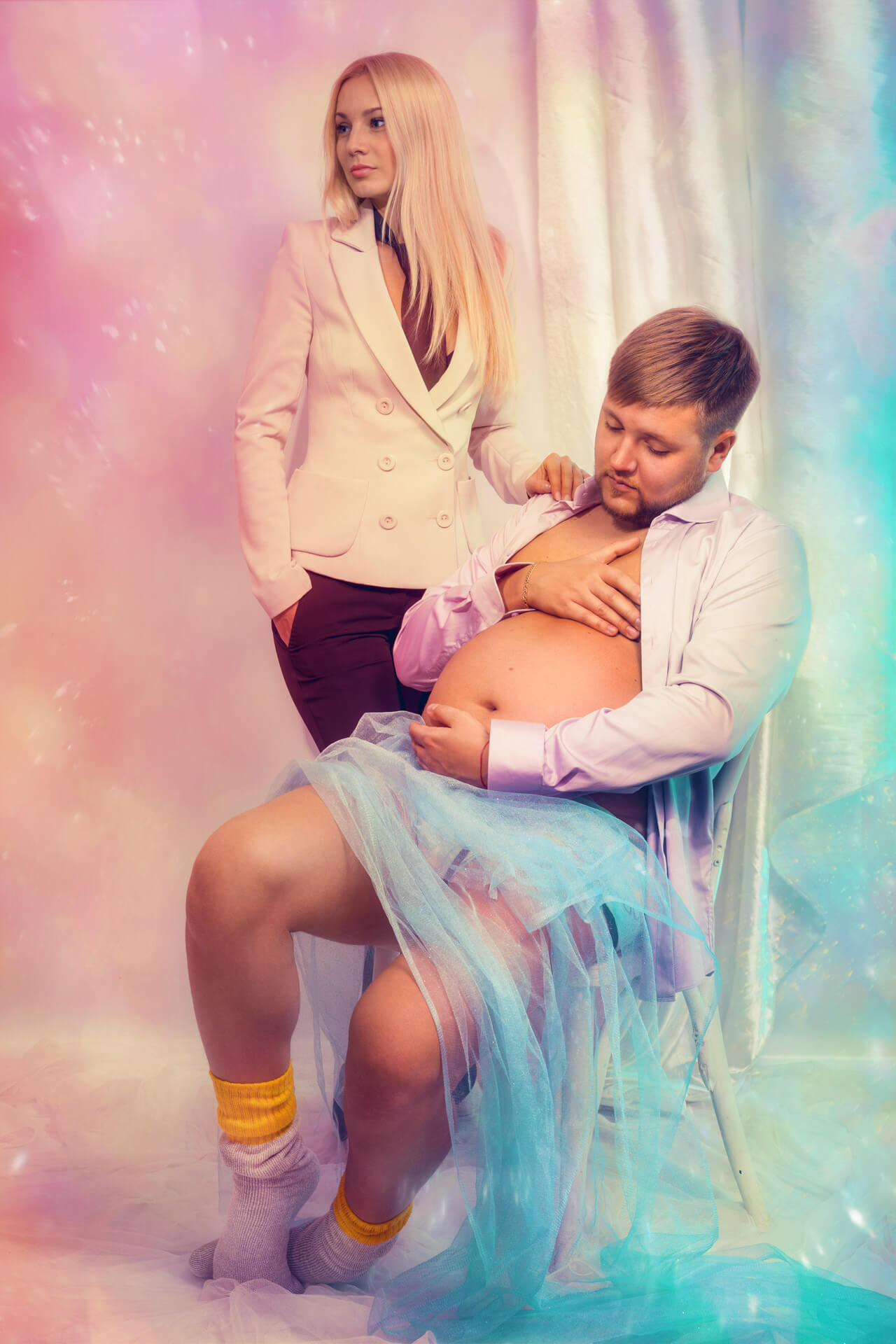 Мужская фотосессия в образе беременного
