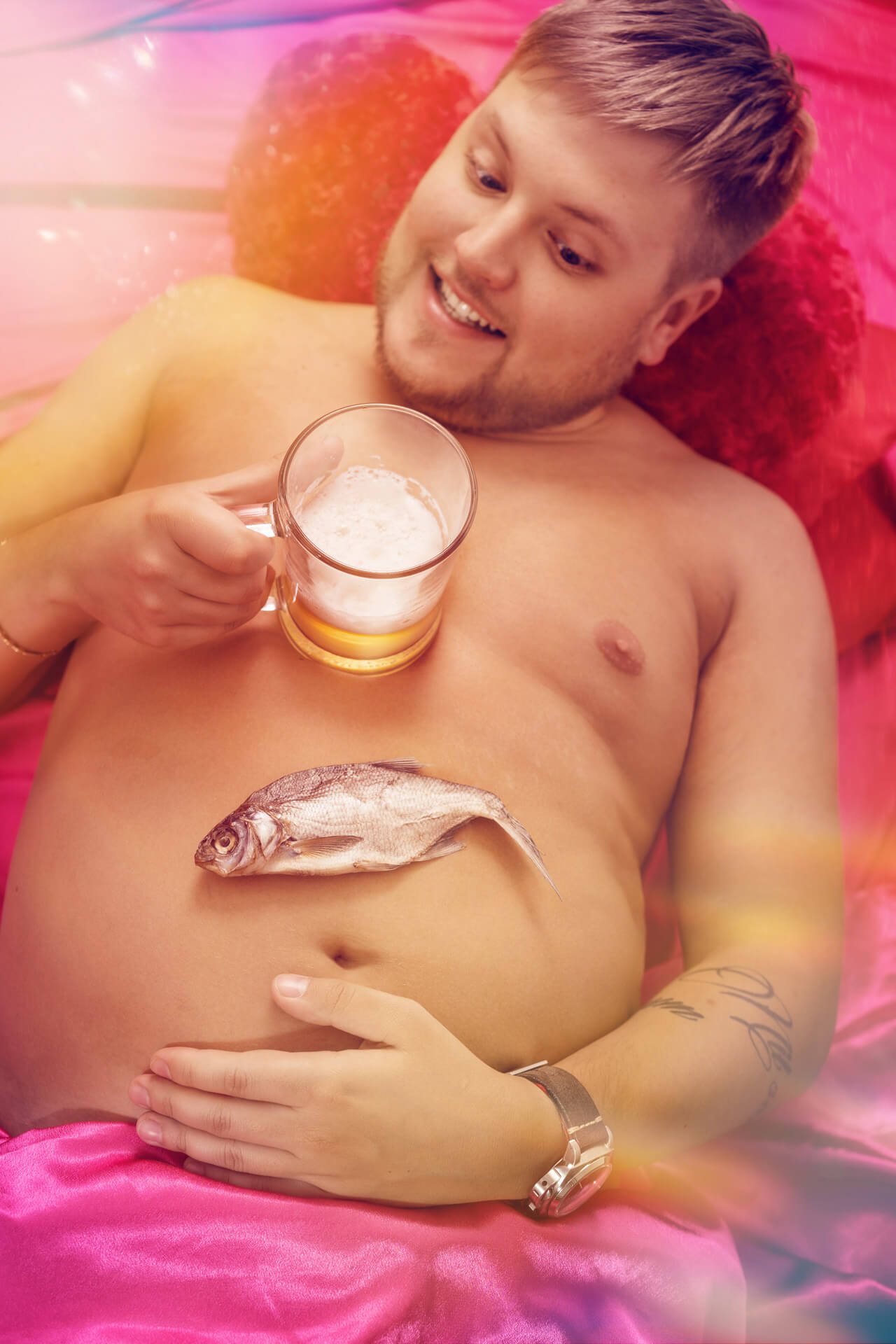 Мужская фотосессия в образе беременного треш стёб съемка