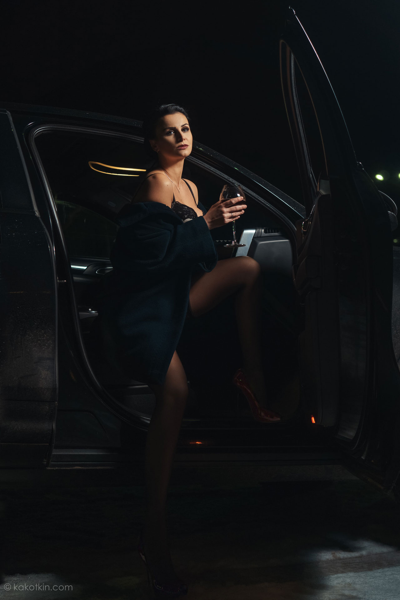 Съёмка в стиле ню Москва девушка в автомобиле Порш секси в белье