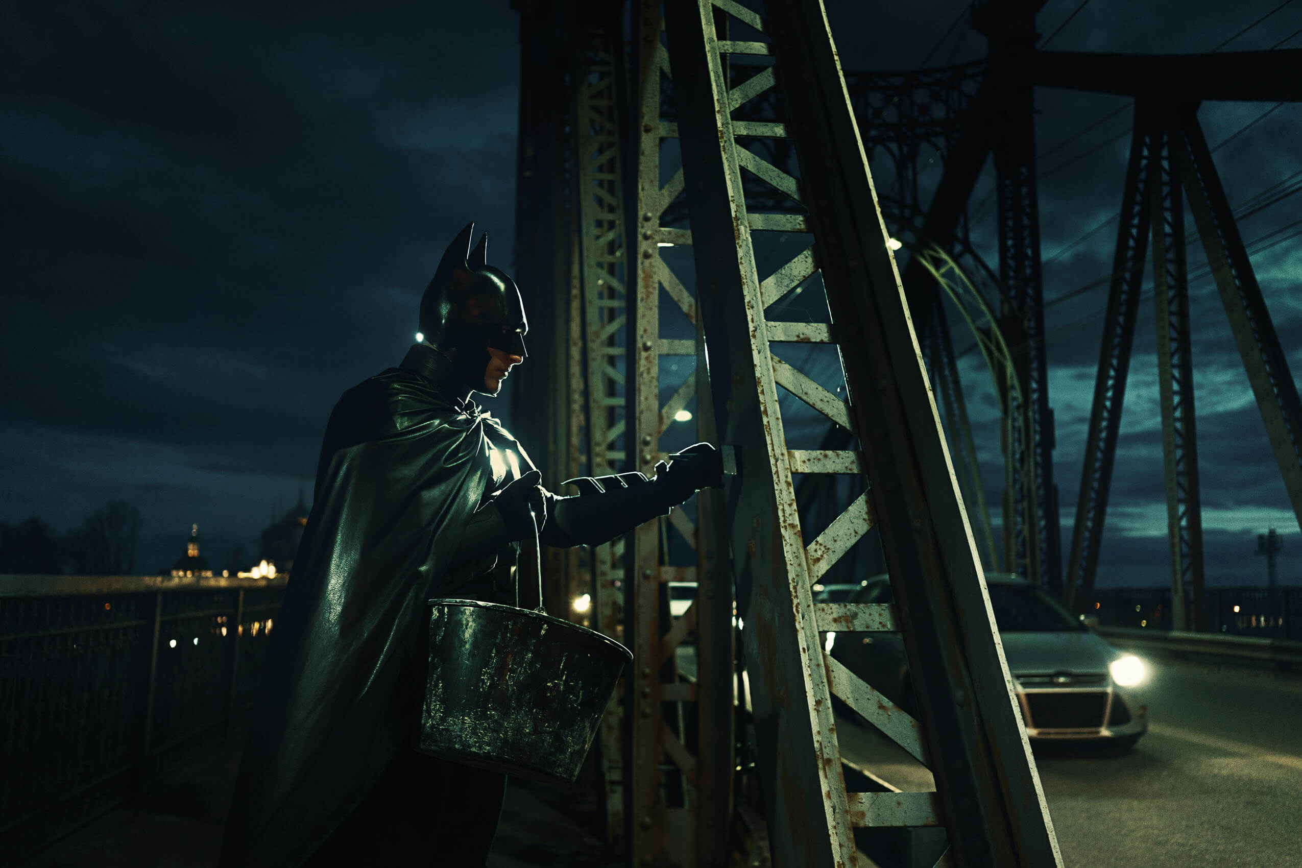 Бэтмен красит Тверской мост