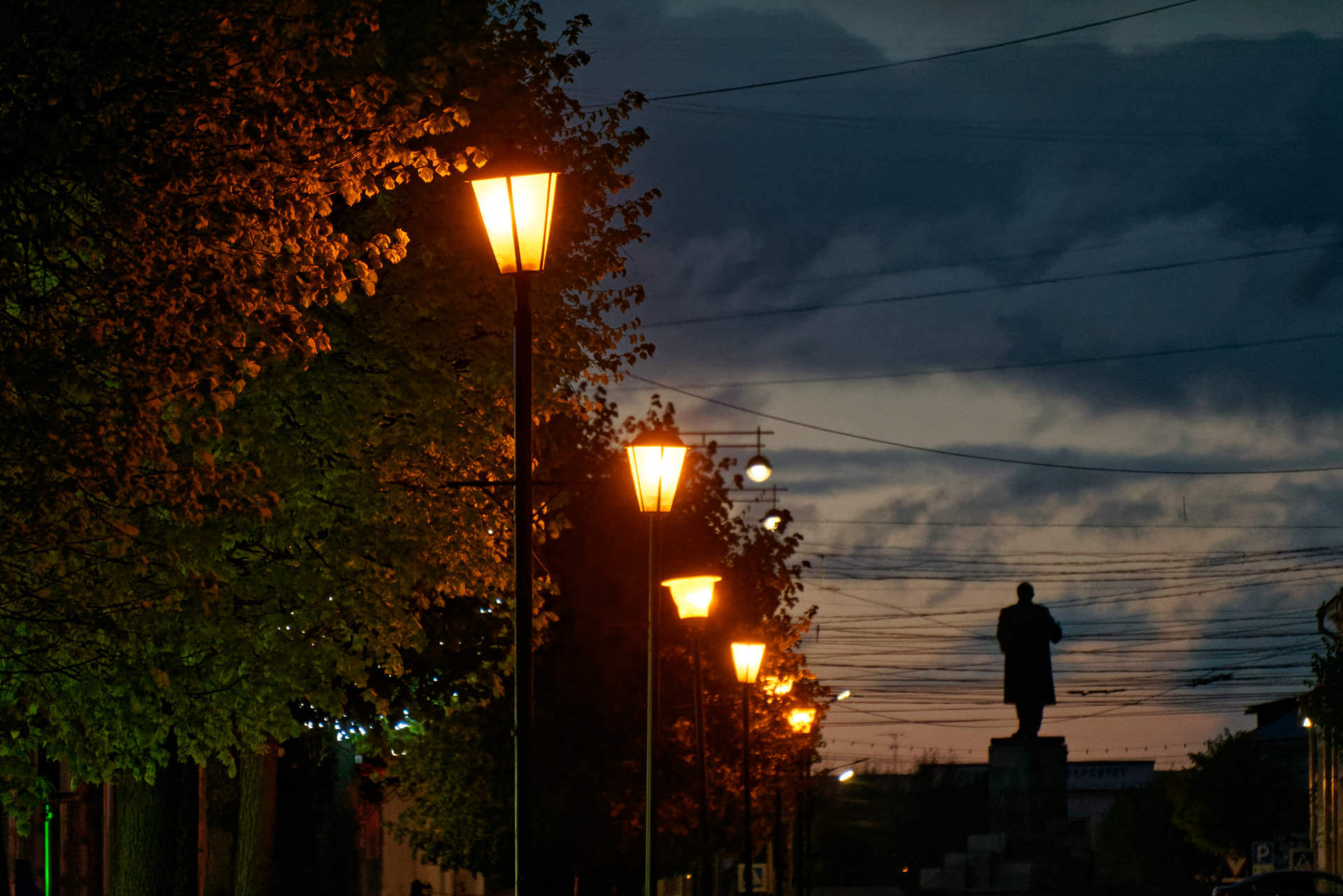 Вечерняя Тверь - улица Трехсвяткая и памятник Ленину 