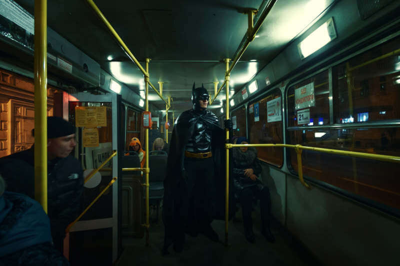 Бэтмен в общественном транспортер в России. Фотограф Роман Какоткин.