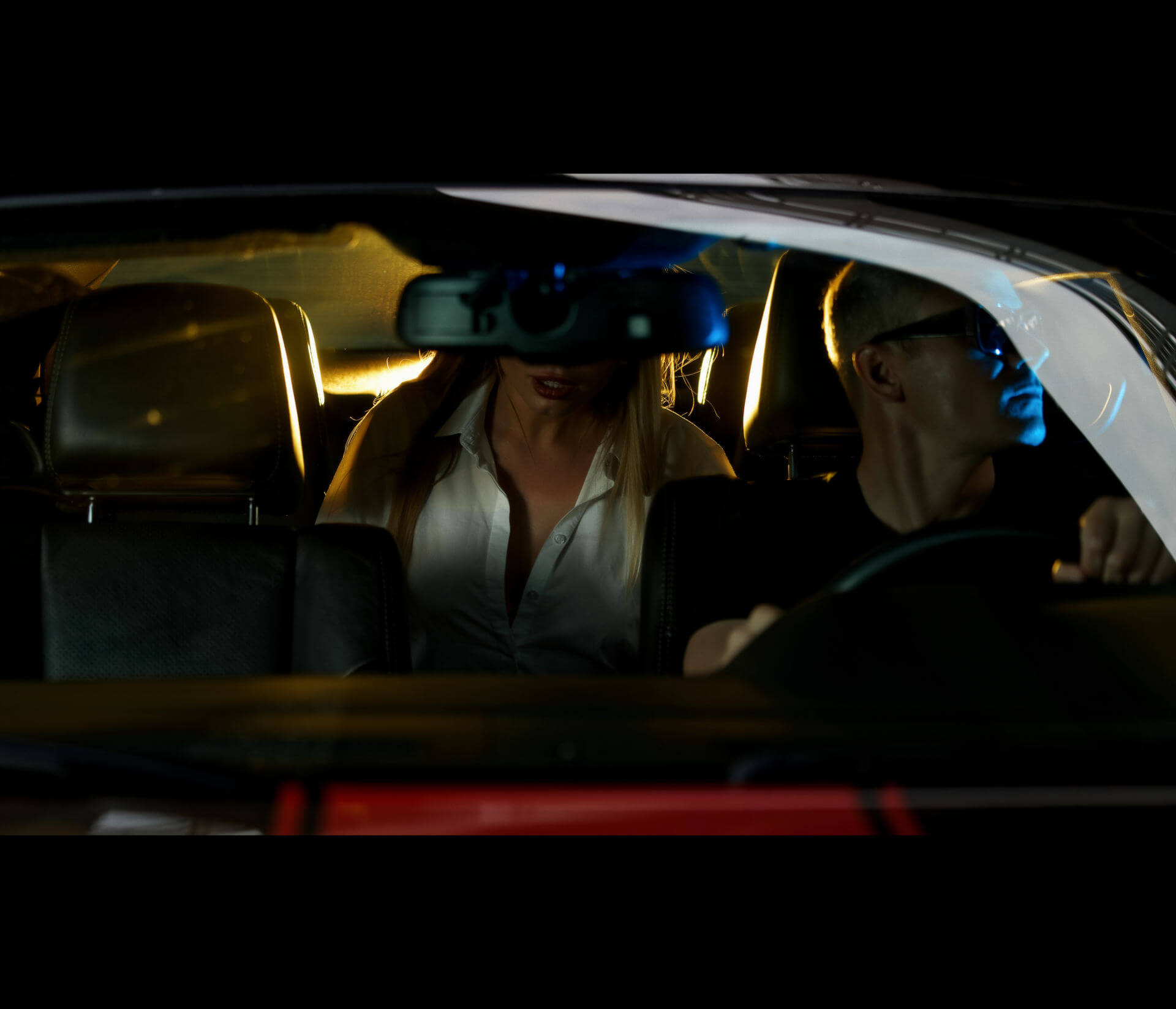 Интерьер автомобиля Dodge Challenger в рекламной фотосессии с красивой моделью