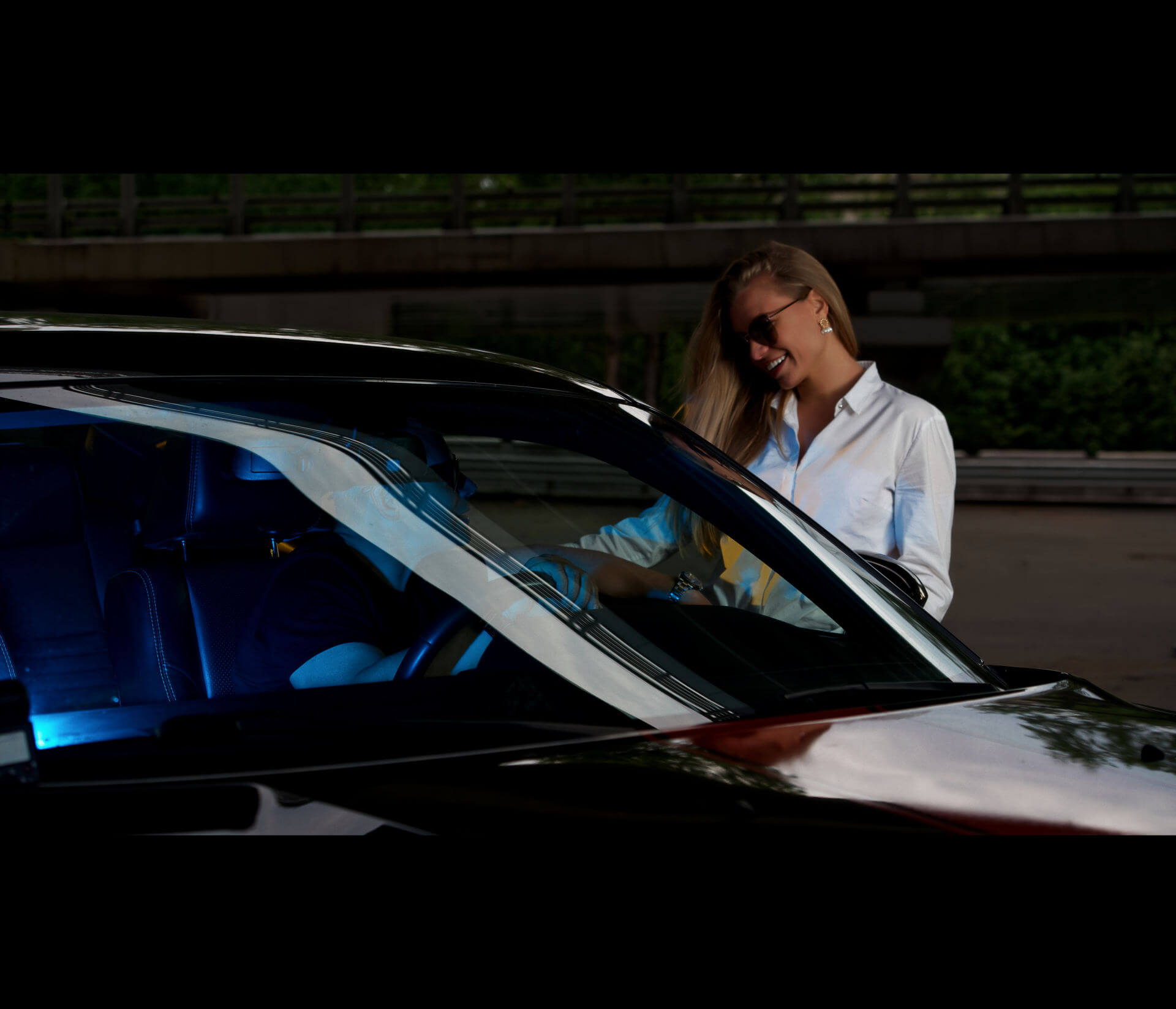 Автосъёмка рекламная Dodge Challenger красивая девушка и цветные фильтры 