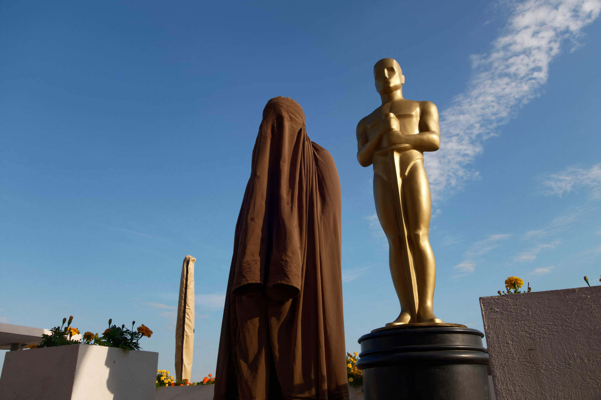 Фотографии в Твери у памятника премии американской киноакадемии Оскар