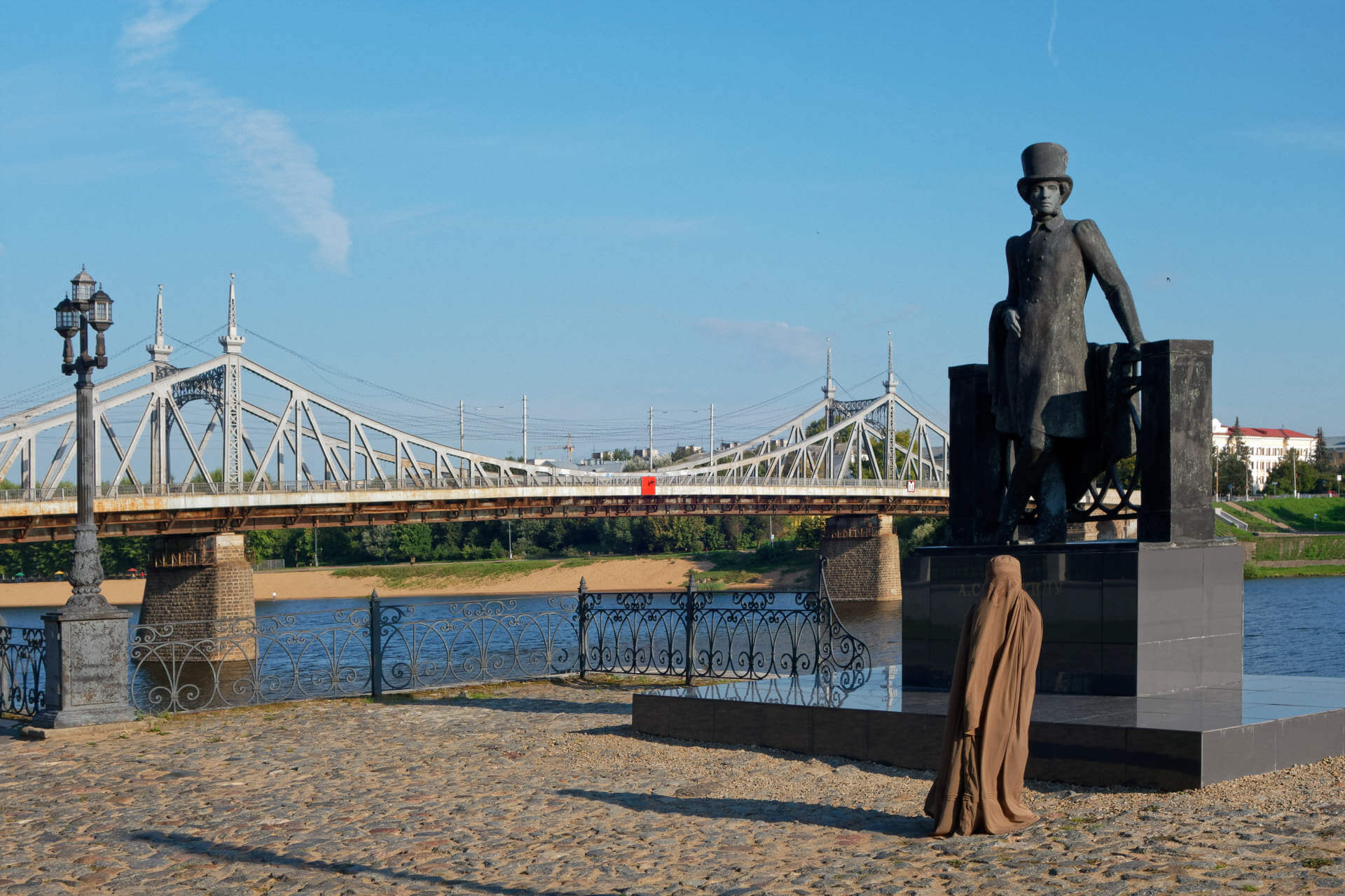 Фотография с памятником Пушкину в Твери 