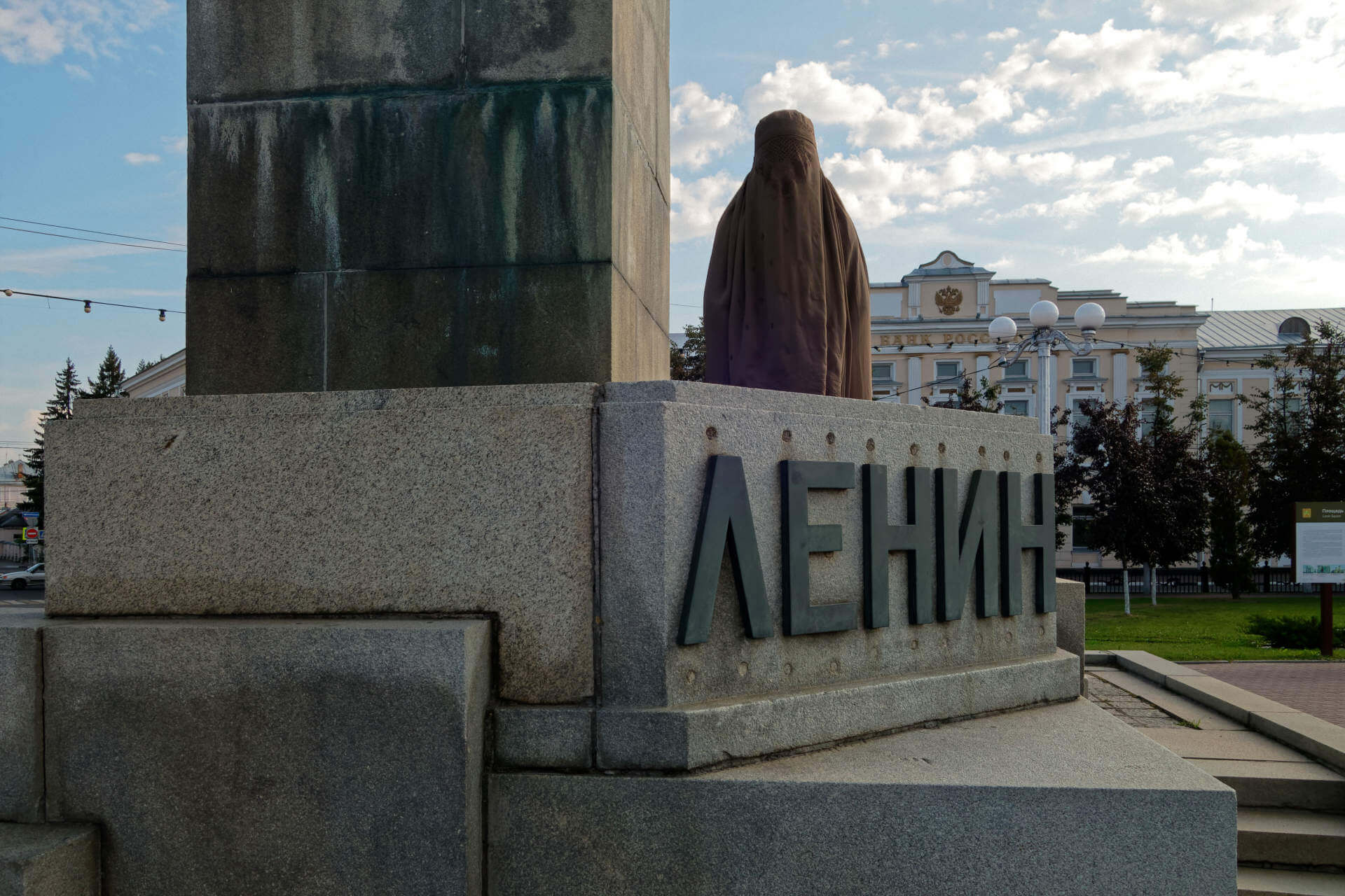 Памятник Ленину в Твери на восьмиугольной площади 