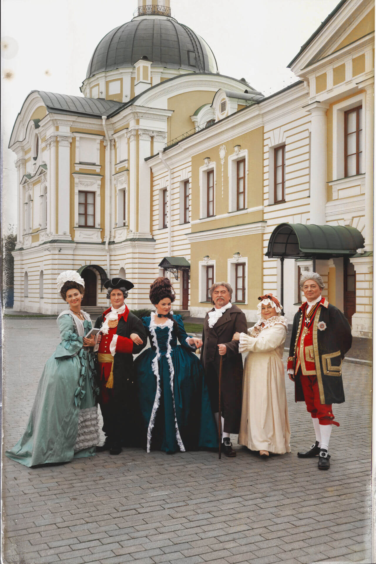 Персонажи оживших полотен на фоне Императорского дворца.