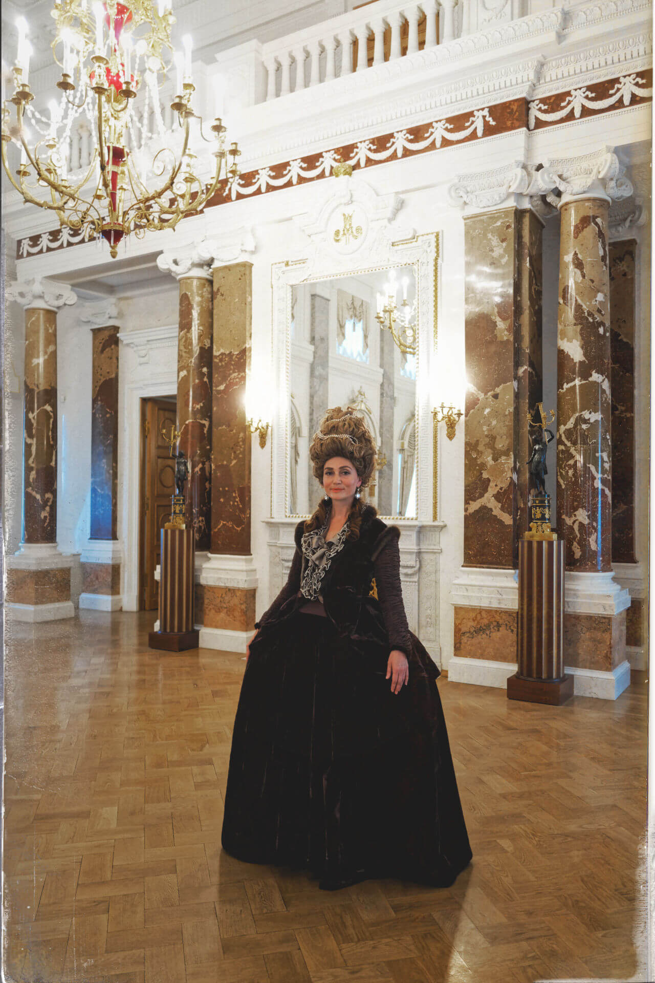 Дама в роскошном платье 18 века в бальном зале дворца в Твери 
