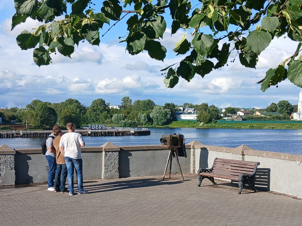 Фотоаппарат на набережной в Твери