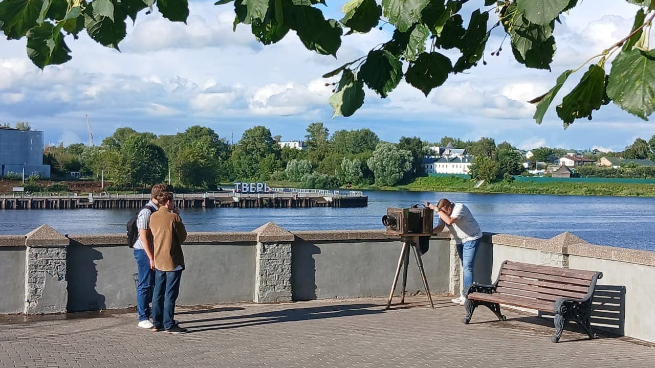 Скульптура фотоаппарат на улице