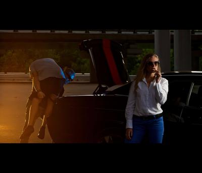 Съёмка автомобиля Dodge Charger с девушкой и парнем