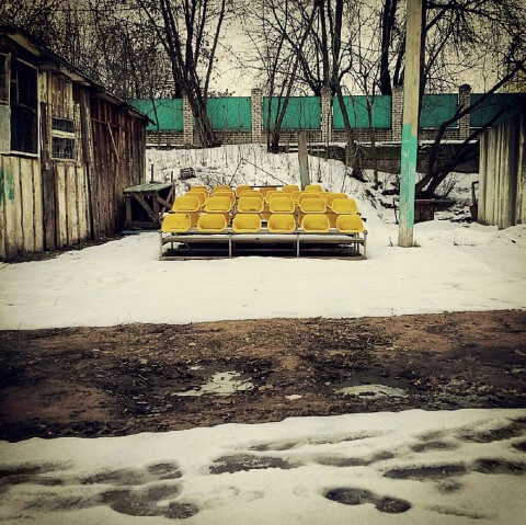 Кресла. Снег. Сарай