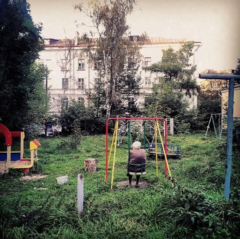 Детская площадка. Женщина